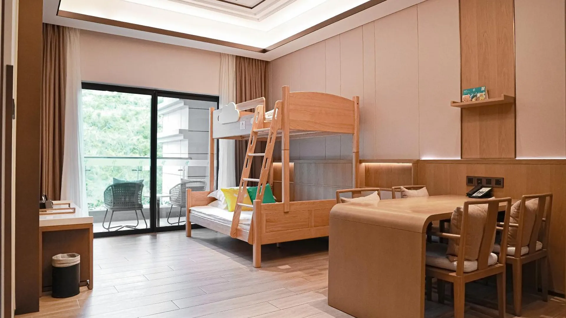 Holiday Inn & Suites Sanya Yalong Bay 5*,